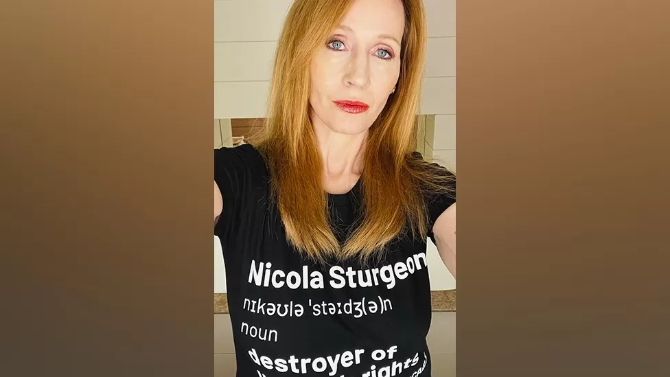 La maglia con cui J. K. Rowling ha attaccato la Prima Ministra scozzese, Nicola Sturgeon, in merito ai diritti delle persone transgender