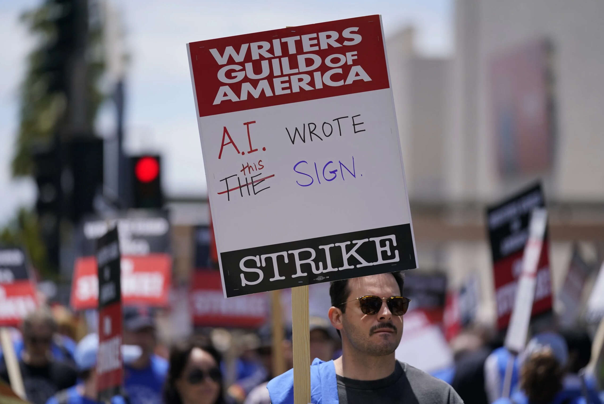 Tra i motivi dello sciopero degli sceneggiatori americani è l'uso sempre più massiccio delle IA in fase di scrittura